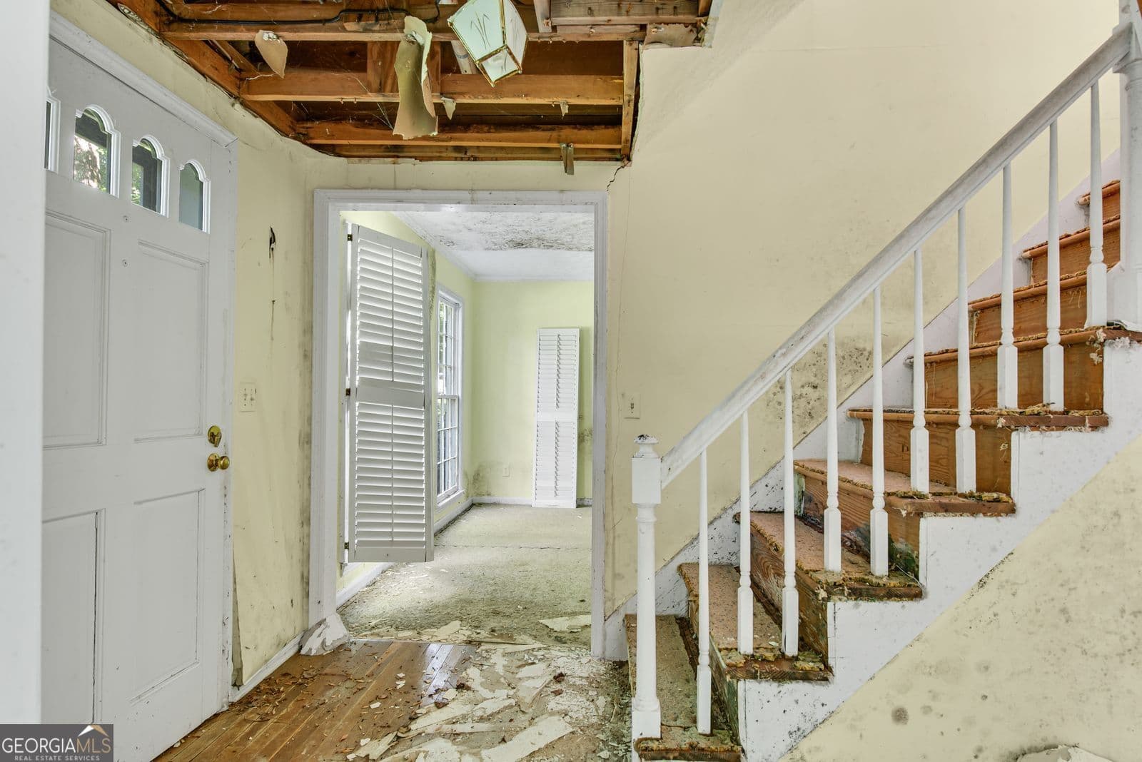 4 bedroom, 2.5 bathroom, 2,402 sq ft single family residence for sale at 1255 Lake Charles Drive, Roswell, GA 30075 — photo 6