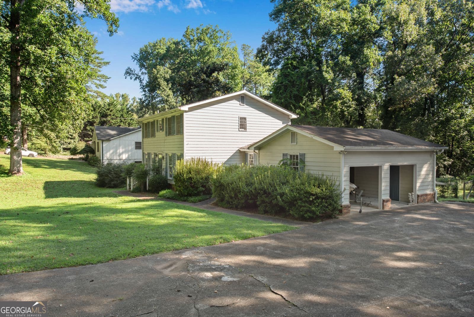 4 bedroom, 2.5 bathroom, 2,402 sq ft single family residence for sale at 1255 Lake Charles Drive, Roswell, GA 30075 — photo 5