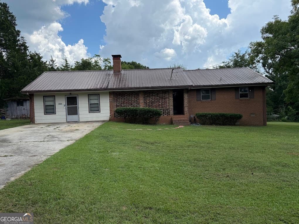 3 bedroom, 1 bathroom, 1,629 sq ft single family residence for sale at 8132 Birch Drive, Covington, GA 30014 — photo 2