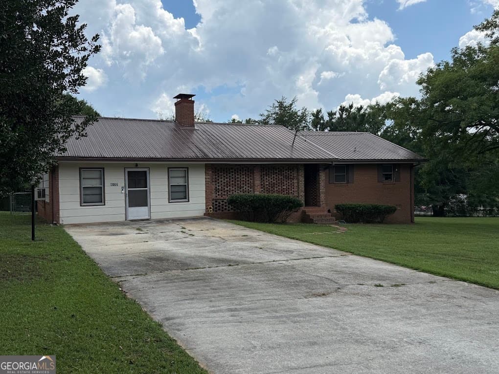 3 bedroom, 1 bathroom, 1,629 sq ft single family residence for sale at 8132 Birch Drive, Covington, GA 30014 — photo 3