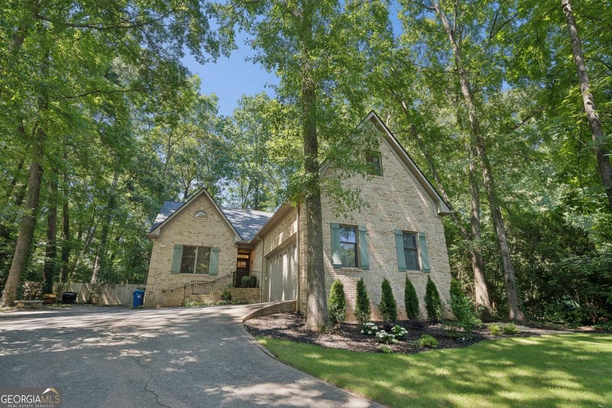 5 bedroom, 3 bathroom, 3,600 sq ft single family residence sold at 2094 Azalea Circle, Decatur, GA 30033