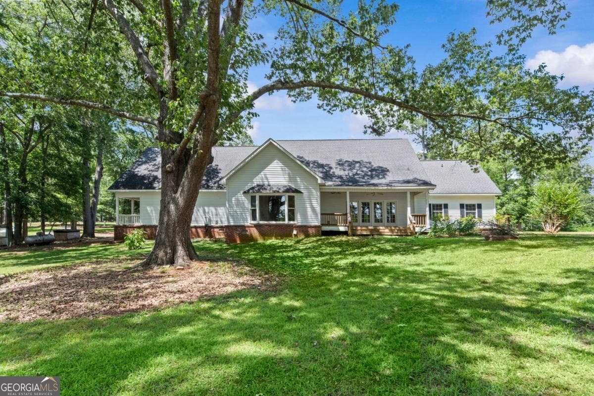 4 bedroom, 3 bathroom, 4,938 sq ft single family residence for sale at 144 Sinclair Circle, Eatonton, GA 31024 — photo 4