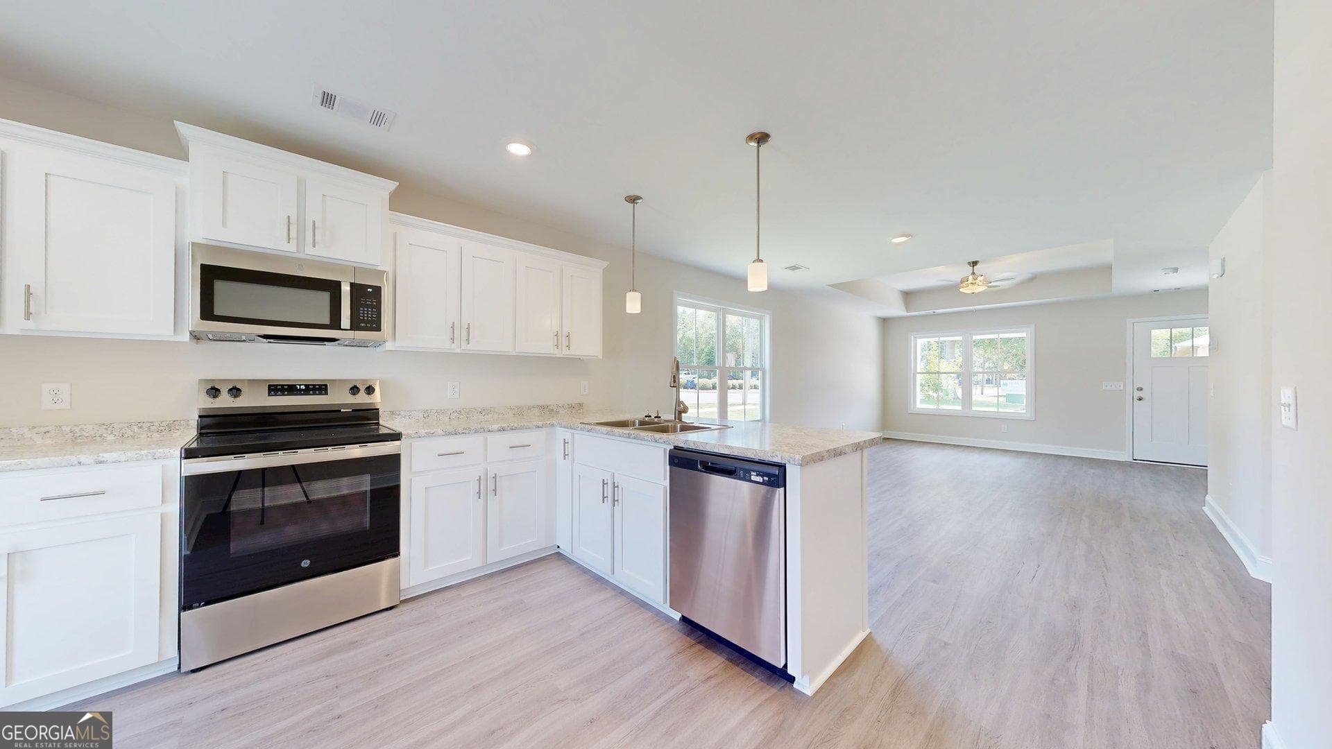 3 bedroom, 2 bathroom, 1,241 sq ft single family residence for sale at 2 Roundtree Street, Statesboro, GA 30458 — photo 5
