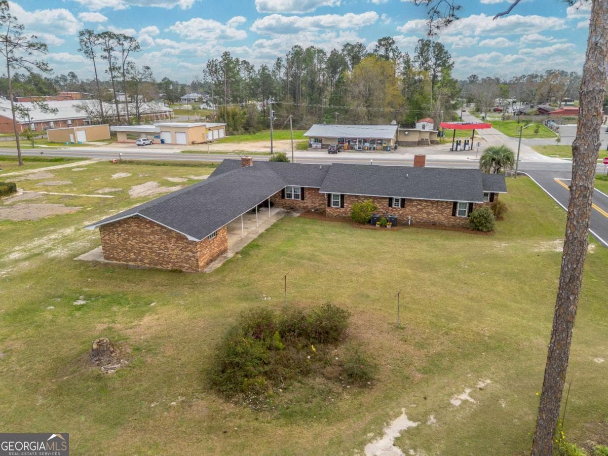 3 bedroom, 2.5 bathroom single family residence for sale at 701 Van Streat, Nicholls, GA 31554 — photo 6