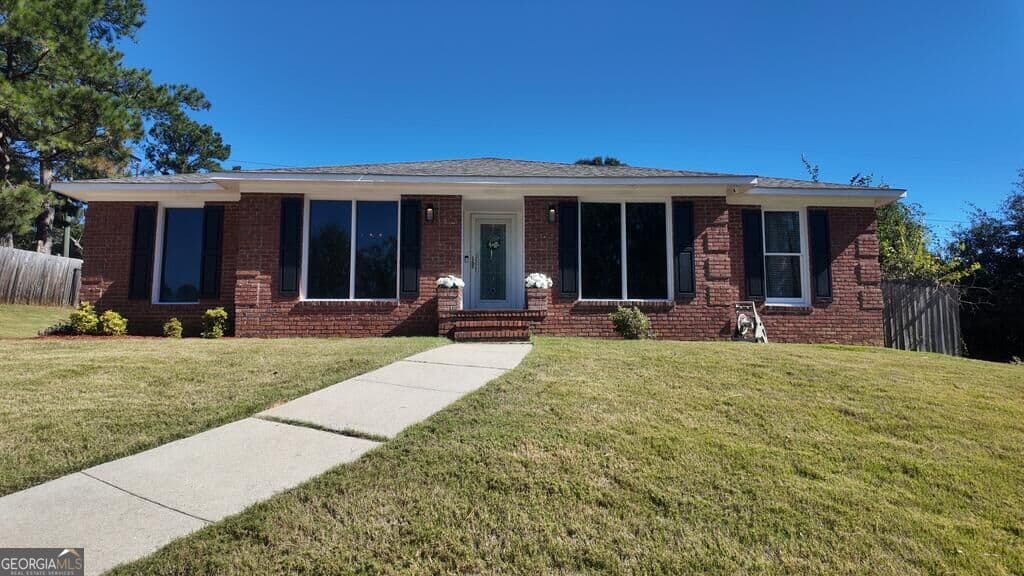 4 bedroom, 2 bathroom, 2,300 sq ft single family residence for sale at 7 Willowbrook Court, Columbus, GA 31909 — photo 2