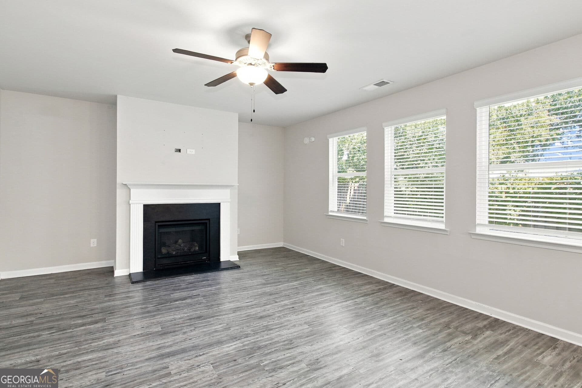 4 bedroom, 2.5 bathroom, 2,371 sq ft single family residence for sale at 1320 Grove Park Lane, Jonesboro, GA 30236 — photo 3