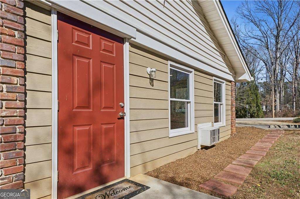 4 bedroom, 2 bathroom, 2,200 sq ft single family residence for sale at 2239 Scenic Drive, Snellville, GA 30078 — photo 4