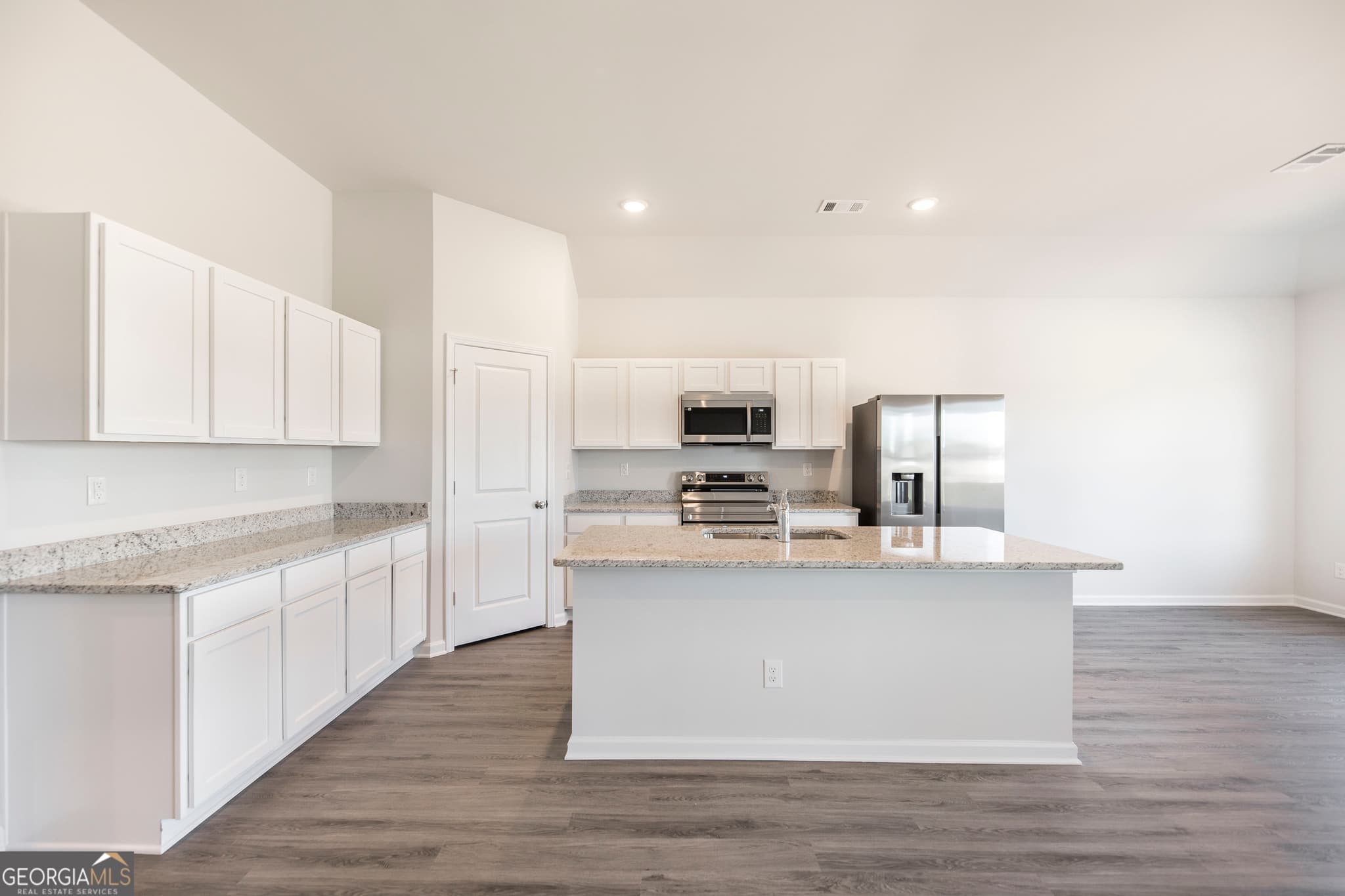 3 bedroom, 2 bathroom, 1,549 sq ft single family residence for sale at 403 Georgian Walk, Byron, GA 31008 — photo 8