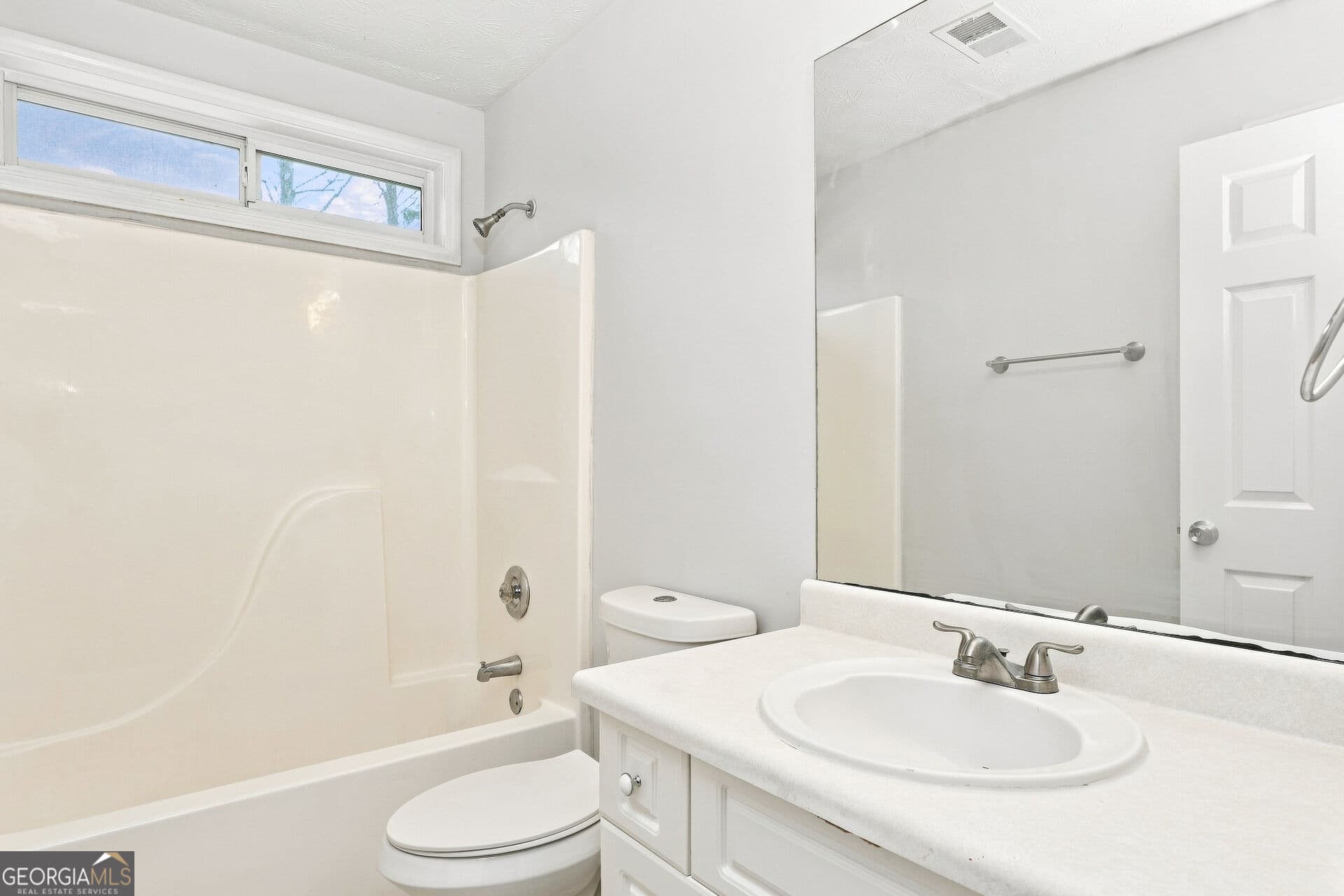 5 bedroom, 3 bathroom, 3,545 sq ft single family residence for sale at 4304 Talmadge Trace, Snellville, GA 30039 — photo 9