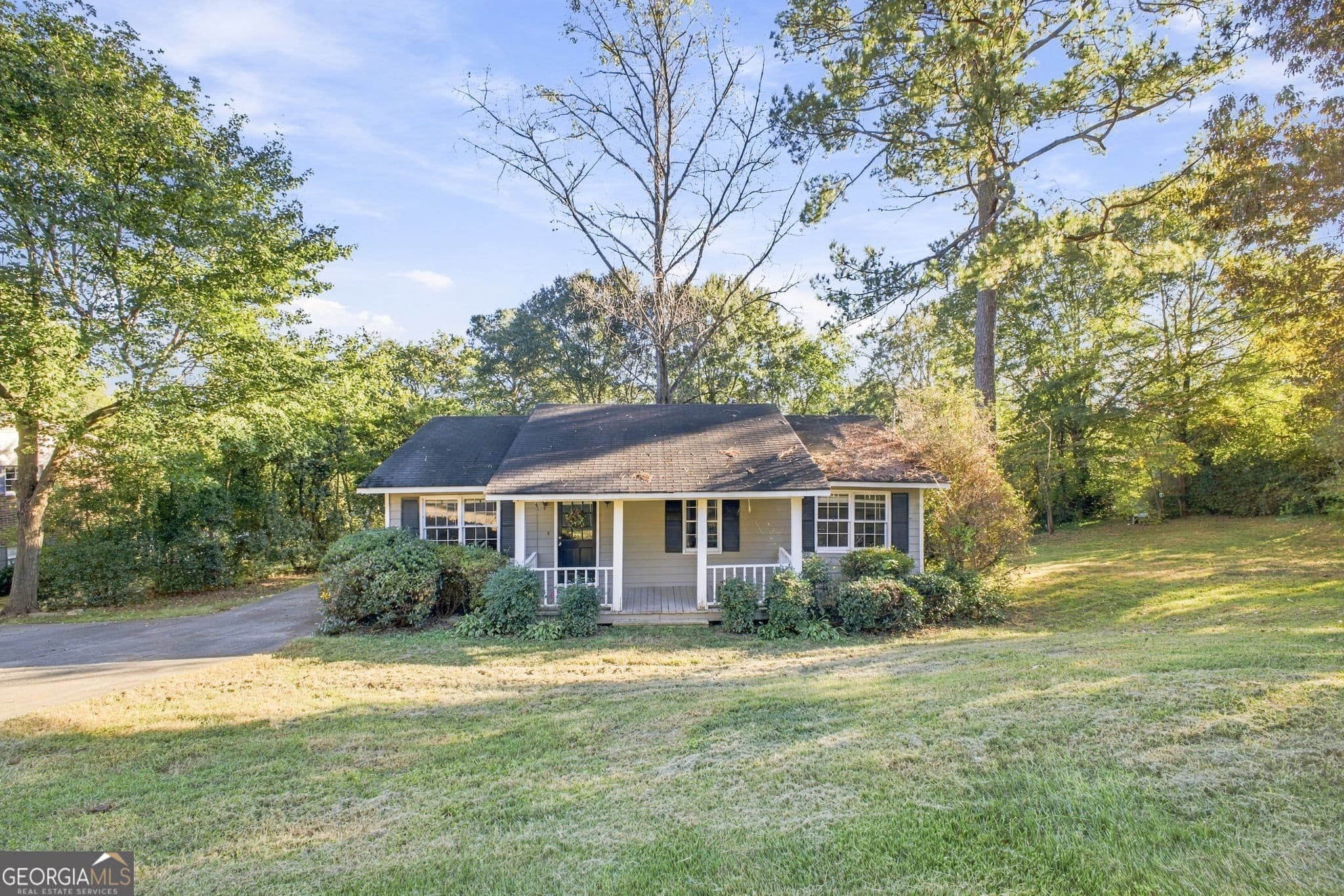 3 bedroom, 2 bathroom, 1,000 sq ft single family residence for sale at 206 Briarwood Drive, Calhoun, GA 30701 — photo 1 of 34