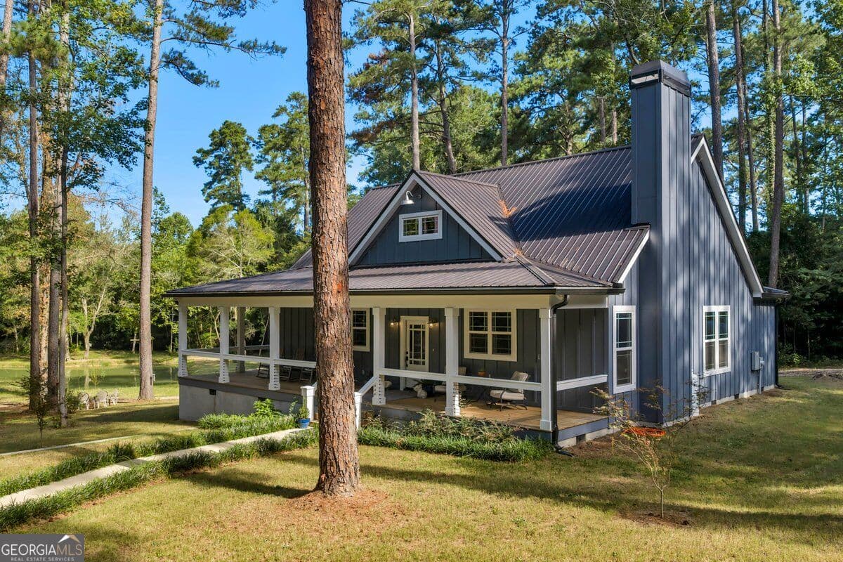 2 bedroom, 2 bathroom, 1,672 sq ft single family residence for sale at 303 E Woodward Street, Vienna, GA 31092 — photo 2