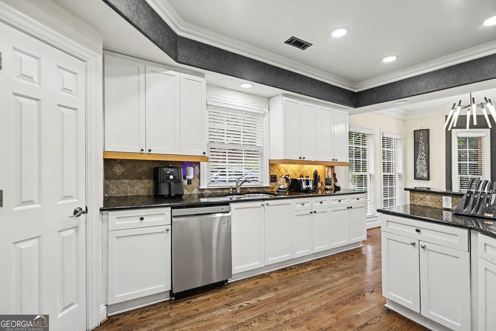 4 bedroom, 3 bathroom, 3,226 sq ft townhouse for sale at 6375 Glenridge Drive 200, Sandy Springs, GA 30328 — photo 6