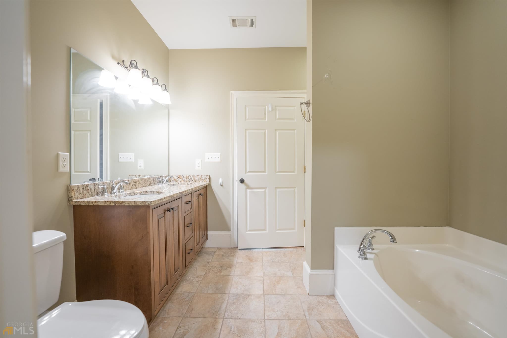 2 bedroom, 2.5 bathroom, 2,182 sq ft loft,single family residence for rent at 315 North Main Street #800, Madison, GA 30650 for $2,400 a month — photo 9