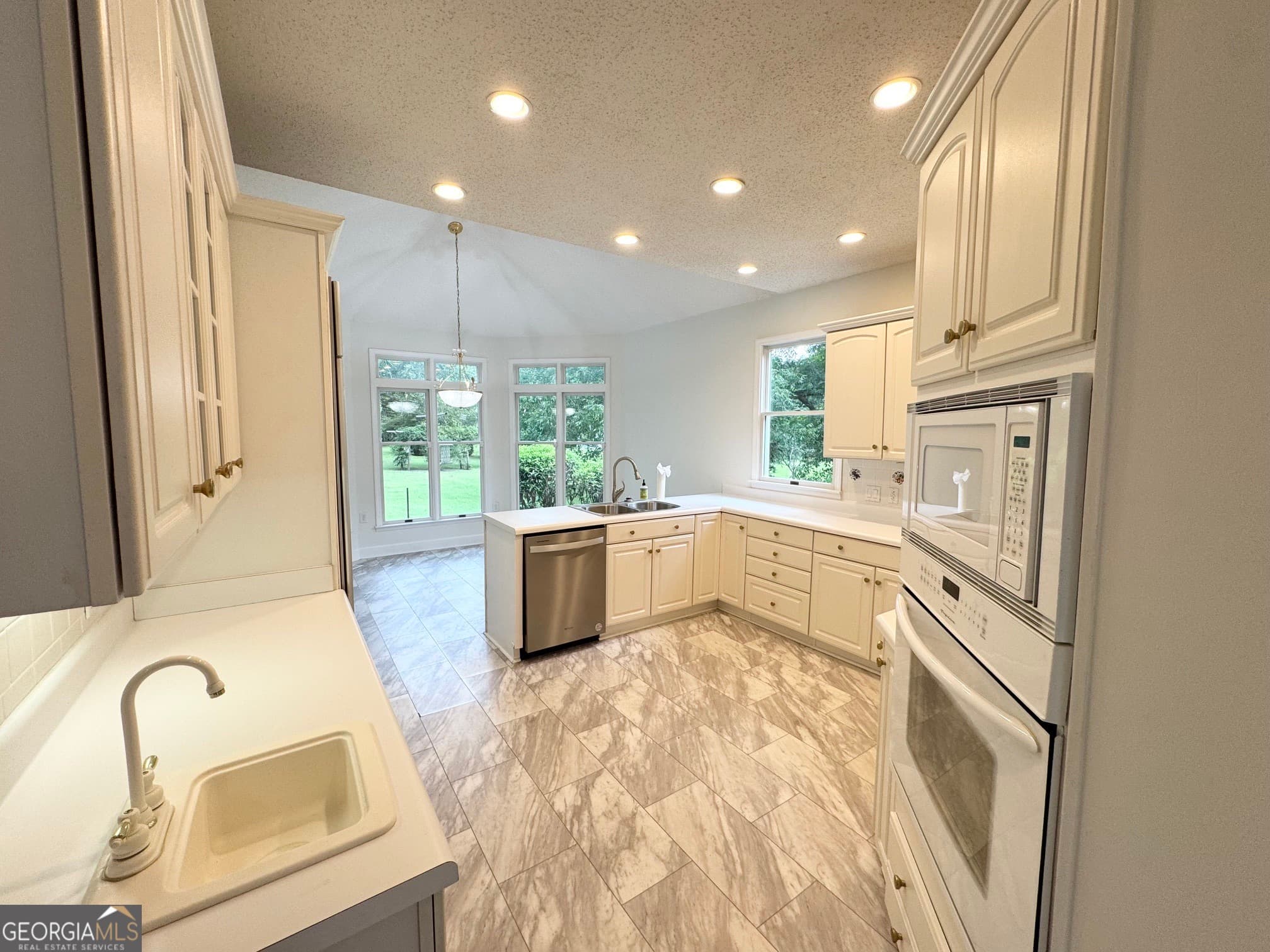 4 bedroom, 3.5 bathroom, 3,195 sq ft single family residence for sale at 113 S Tamie Circle, Kathleen, GA 31047 — photo 9