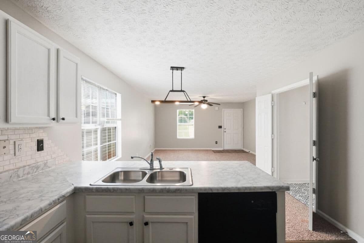 3 bedroom, 2 bathroom, 1,299 sq ft single family residence for sale at 923 Carlton Pointe Terrace, Palmetto, GA 30268 — photo 5