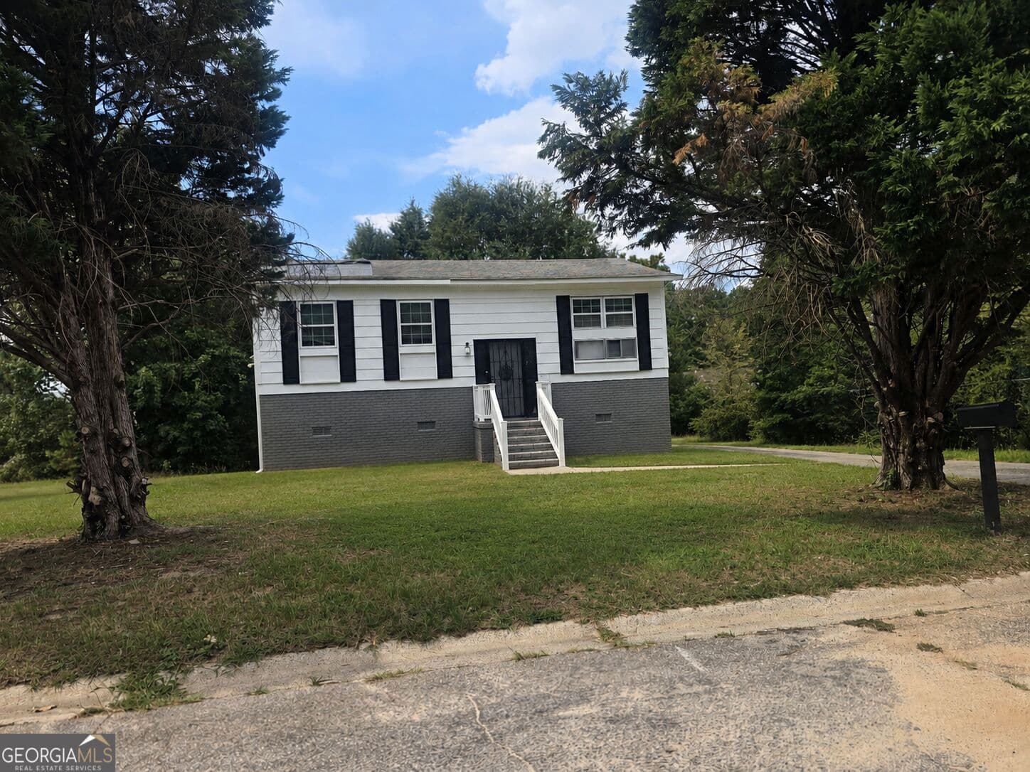 5 bedroom, 2 bathroom, 1,791 sq ft single family residence for sale at 3475 Majestic Court, Macon, GA 31217