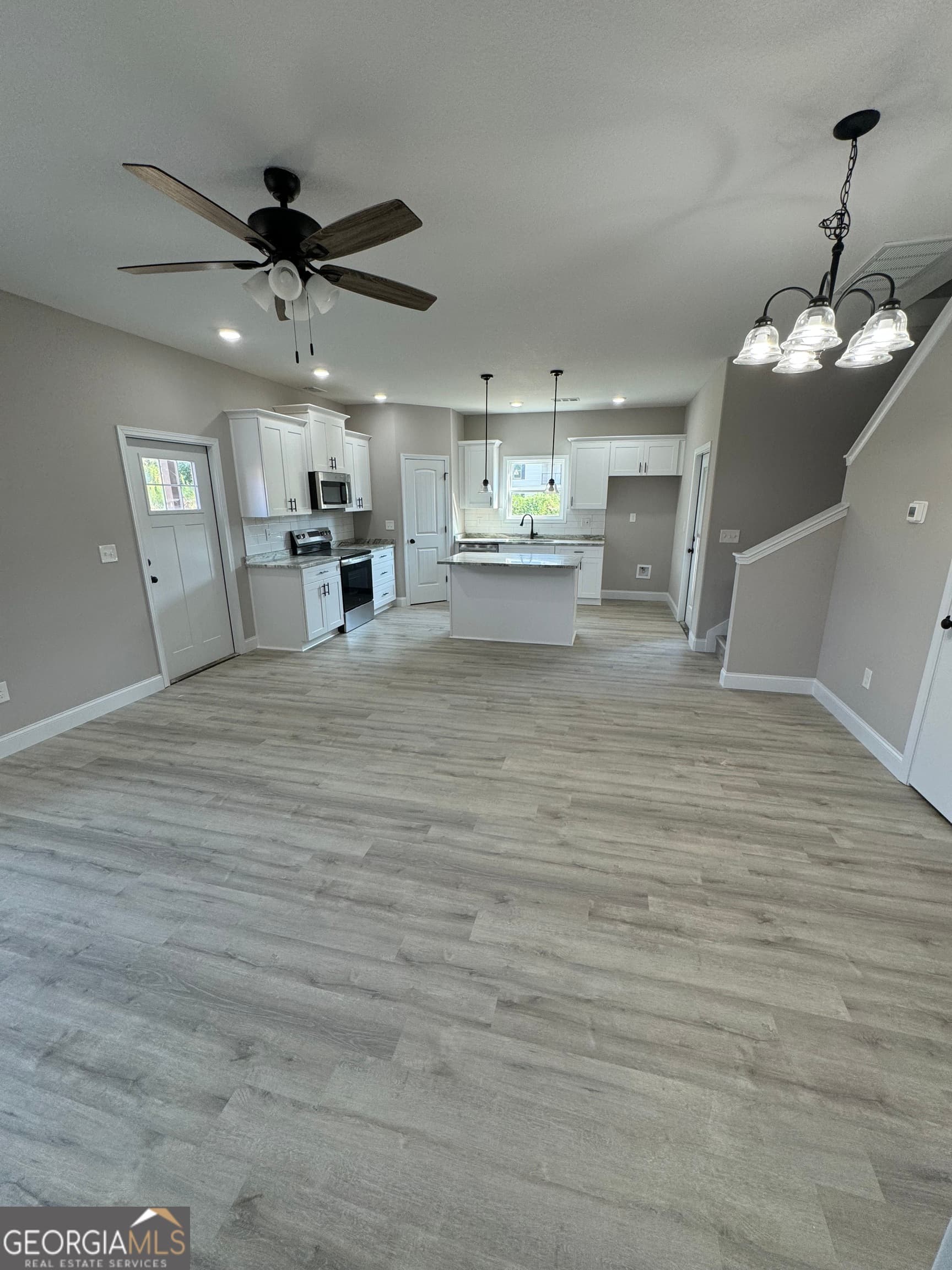3 bedroom, 2.5 bathroom, 1,697 sq ft townhouse for sale at 258 Beau Claire Circle, Byron, GA 31008 — photo 4