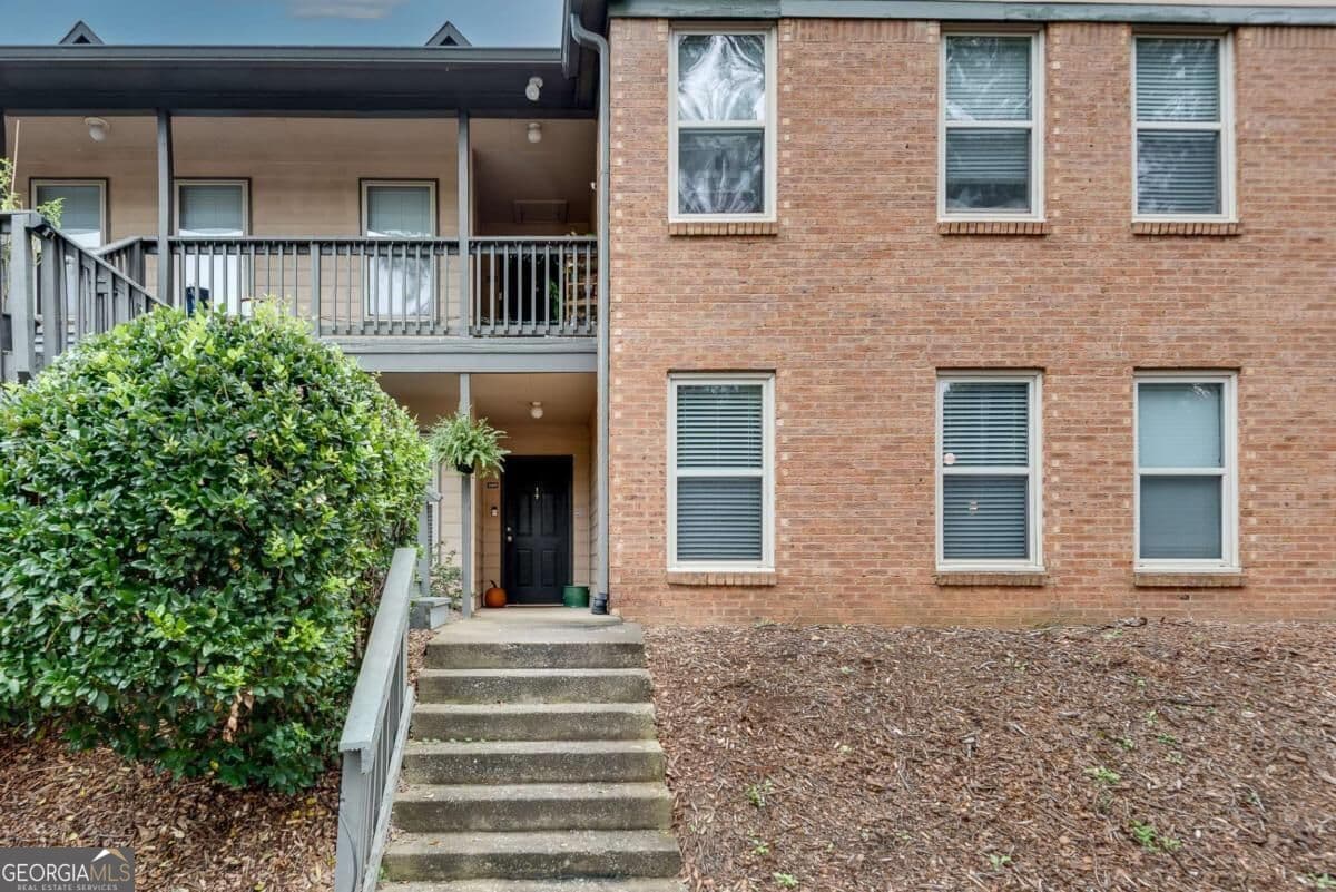3 bedroom, 2 bathroom, 1,405 sq ft condominium for sale at 1605 Beaumont Circle, Duluth, GA 30096 — photo 2