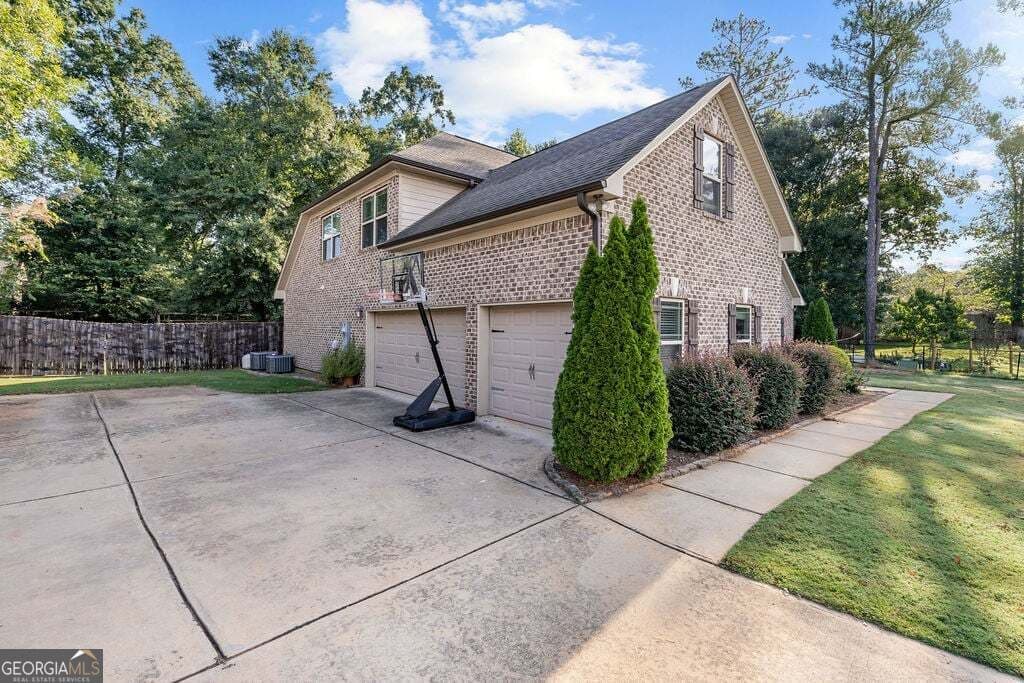 5 bedroom, 3 bathroom, 3,322 sq ft single family residence for sale at 129 Coldwater Creek Drive, Mcdonough, GA 30252 — photo 4