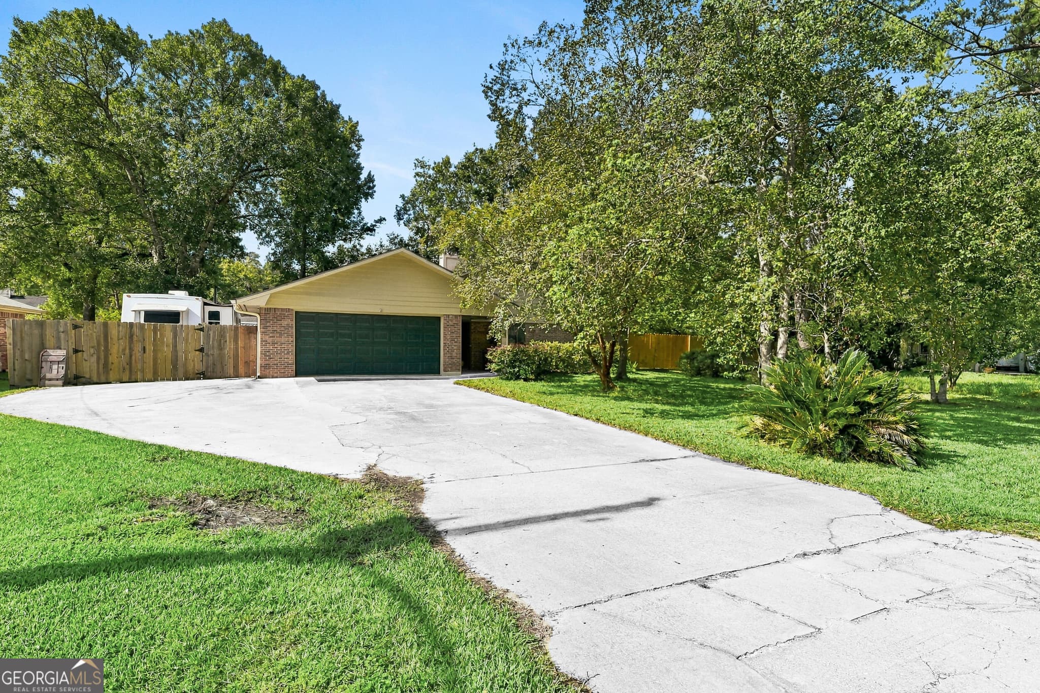 3 bedroom, 2 bathroom, 1,382 sq ft single family residence for sale at 165 W Peach Avenue, Kingsland, GA 31548 — photo 2