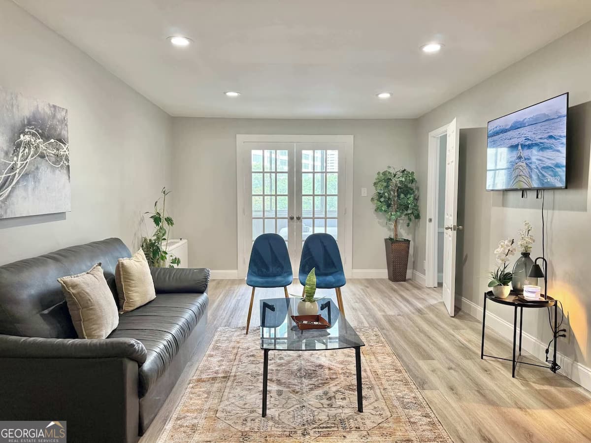3 bedroom, 1 bathroom, 931 sq ft condominium for rent at 215 Piedmont Avenue APT 301, Atlanta, GA 30308 for $3,499 a month — photo 1 of 18