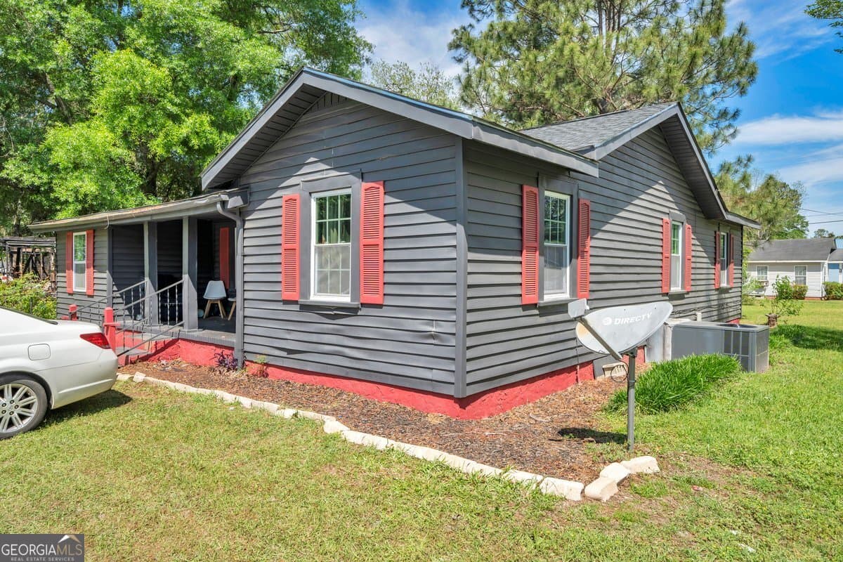 3 bedroom, 2 bathroom, 1,383 sq ft single family residence for sale at 415 E 7th Avenue, Cordele, GA 31015 — photo 2