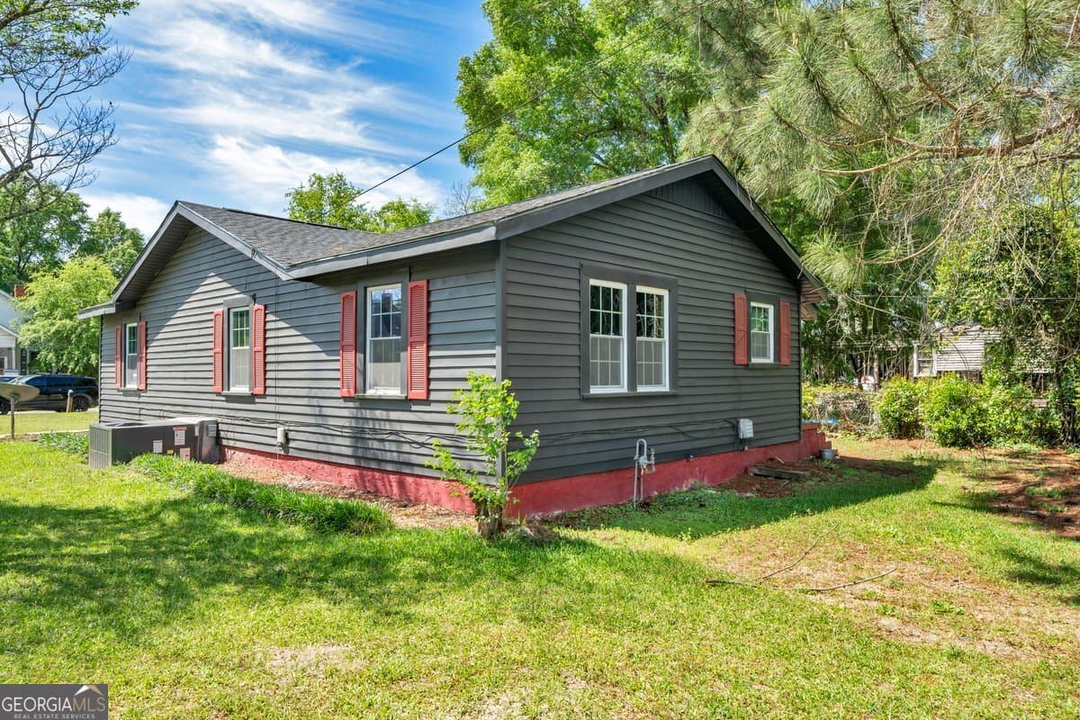 3 bedroom, 2 bathroom, 1,383 sq ft single family residence for sale at 415 E 7th Avenue, Cordele, GA 31015 — photo 3
