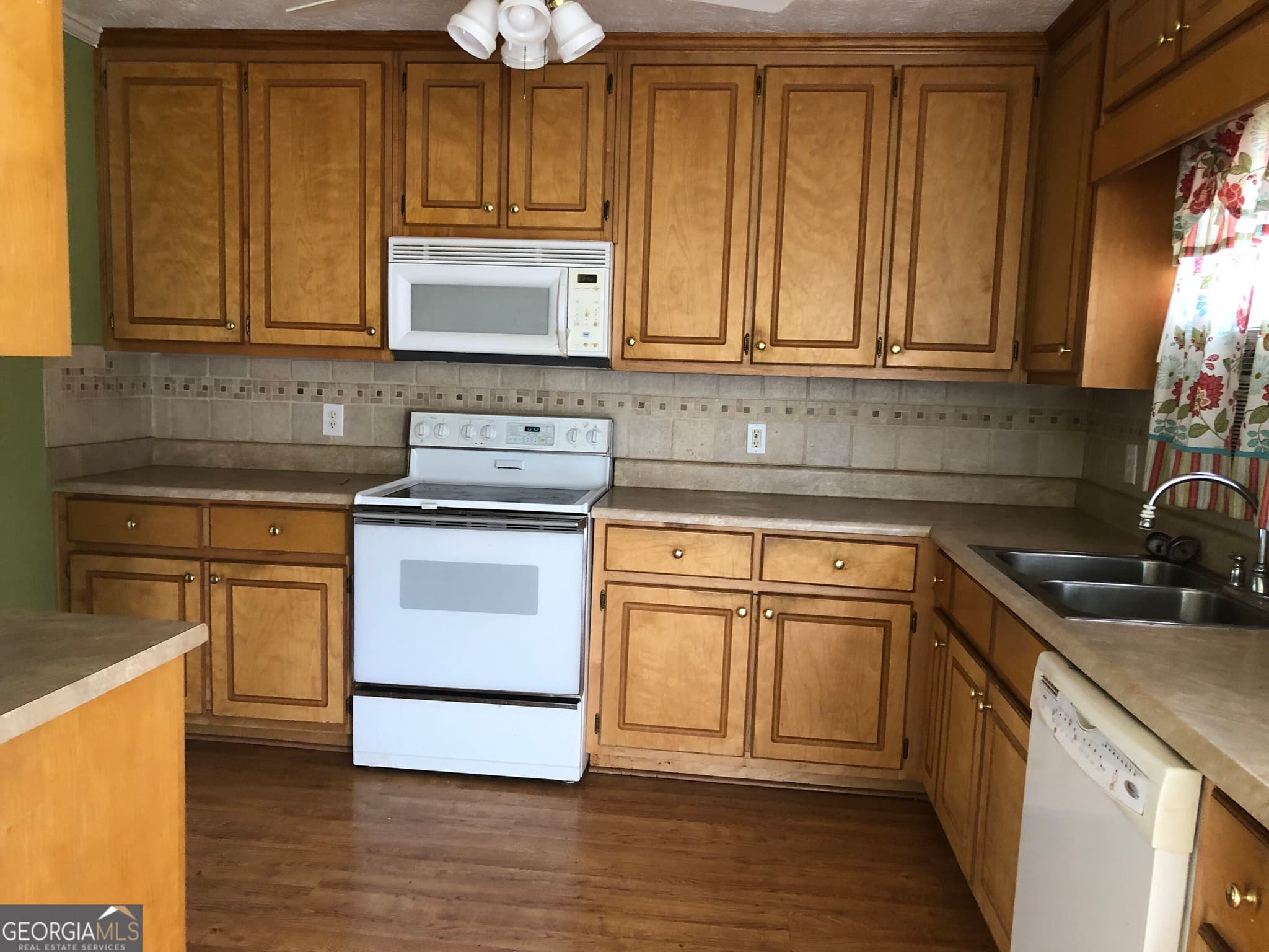 3 bedroom, 2 bathroom, 1,502 sq ft single family residence for rent at 75 Oakwood Lane, Covington, GA 30016 for $1,800 a month — photo 2