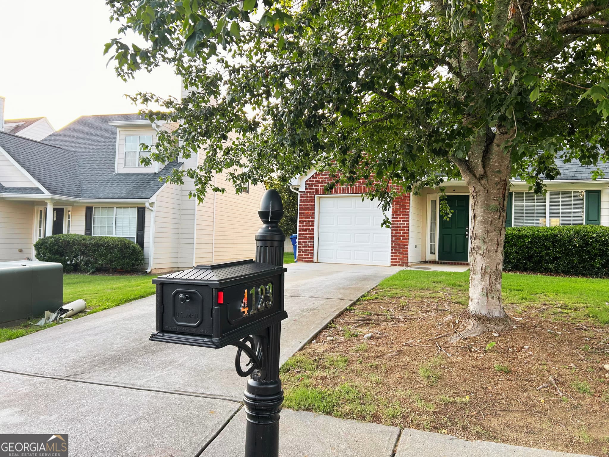 3 bedroom, 3.5 bathroom, 1,394 sq ft single family residence for sale at 4123 Ravenwood Court, Union City, GA 30291 — photo 4