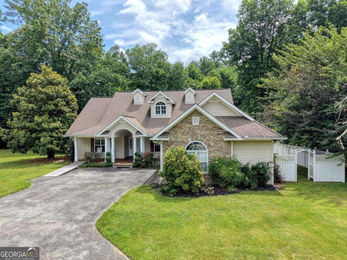 3 bedroom, 4 bathroom, 2,246 sq ft single family residence for sale at 2187 Big Pine Drive, Hiawassee, GA 30546 — photo 1 of 67