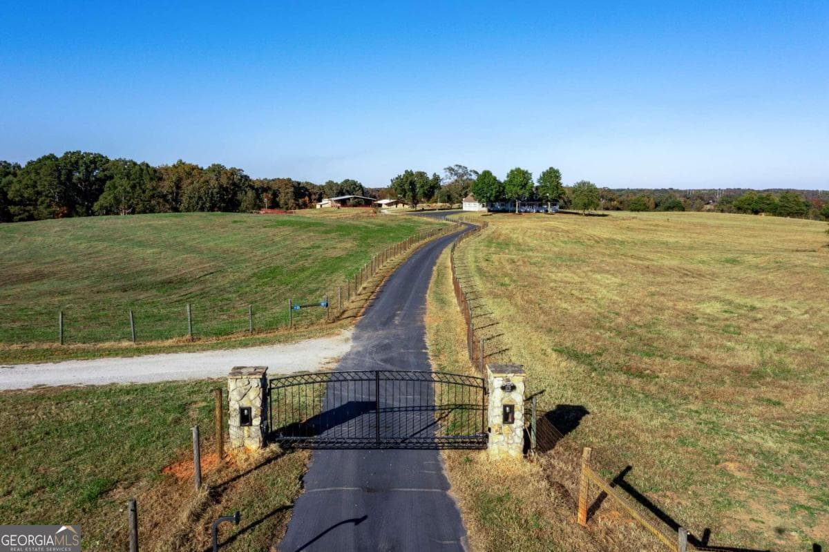 5 bedroom, 3 bathroom farm for sale at 173 & 175 Deer Creek Farms Road, Hartwell, GA 30643 — photo 2