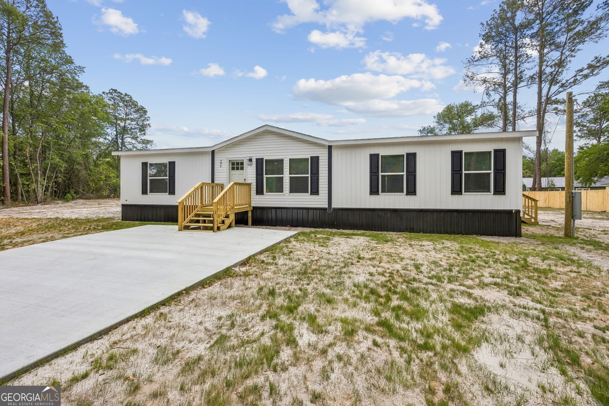 3 bedroom, 2 bathroom, 1,568 sq ft manufactured home,single family residence under contract at 206 Elm Street, Folkston, GA 31537 — photo 2