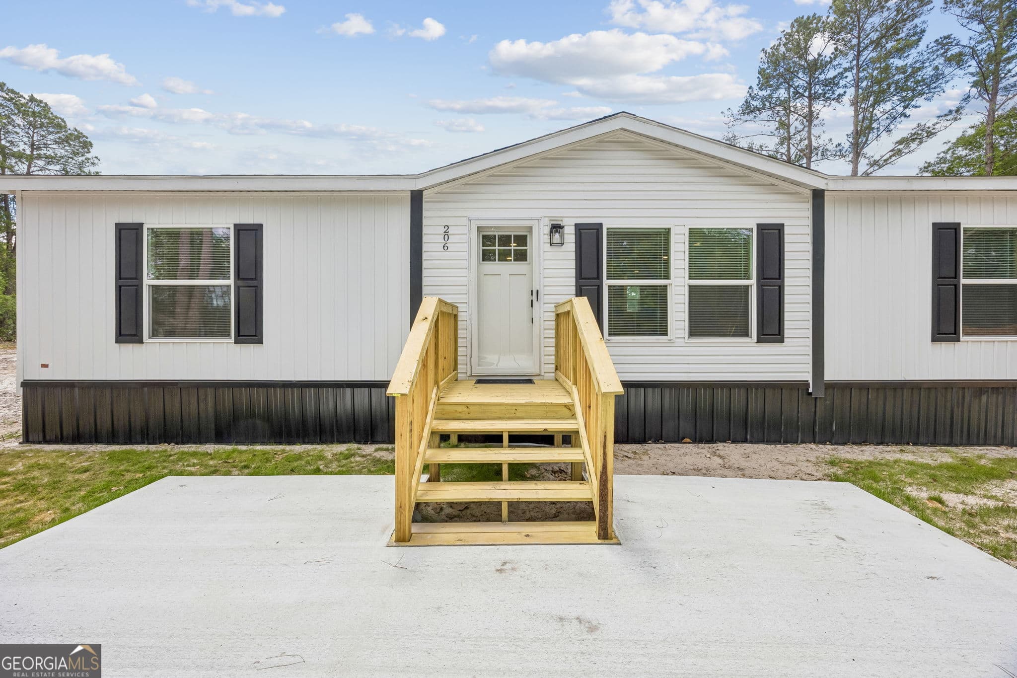 3 bedroom, 2 bathroom, 1,568 sq ft manufactured home,single family residence under contract at 206 Elm Street, Folkston, GA 31537 — photo 3