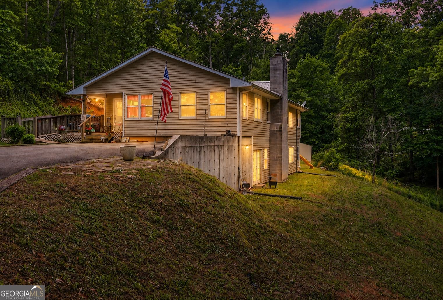 5 bedroom, 3 bathroom, 3,744 sq ft single family residence for sale at 169 N Pinecrest Road, Toccoa, GA 30577 — photo 2