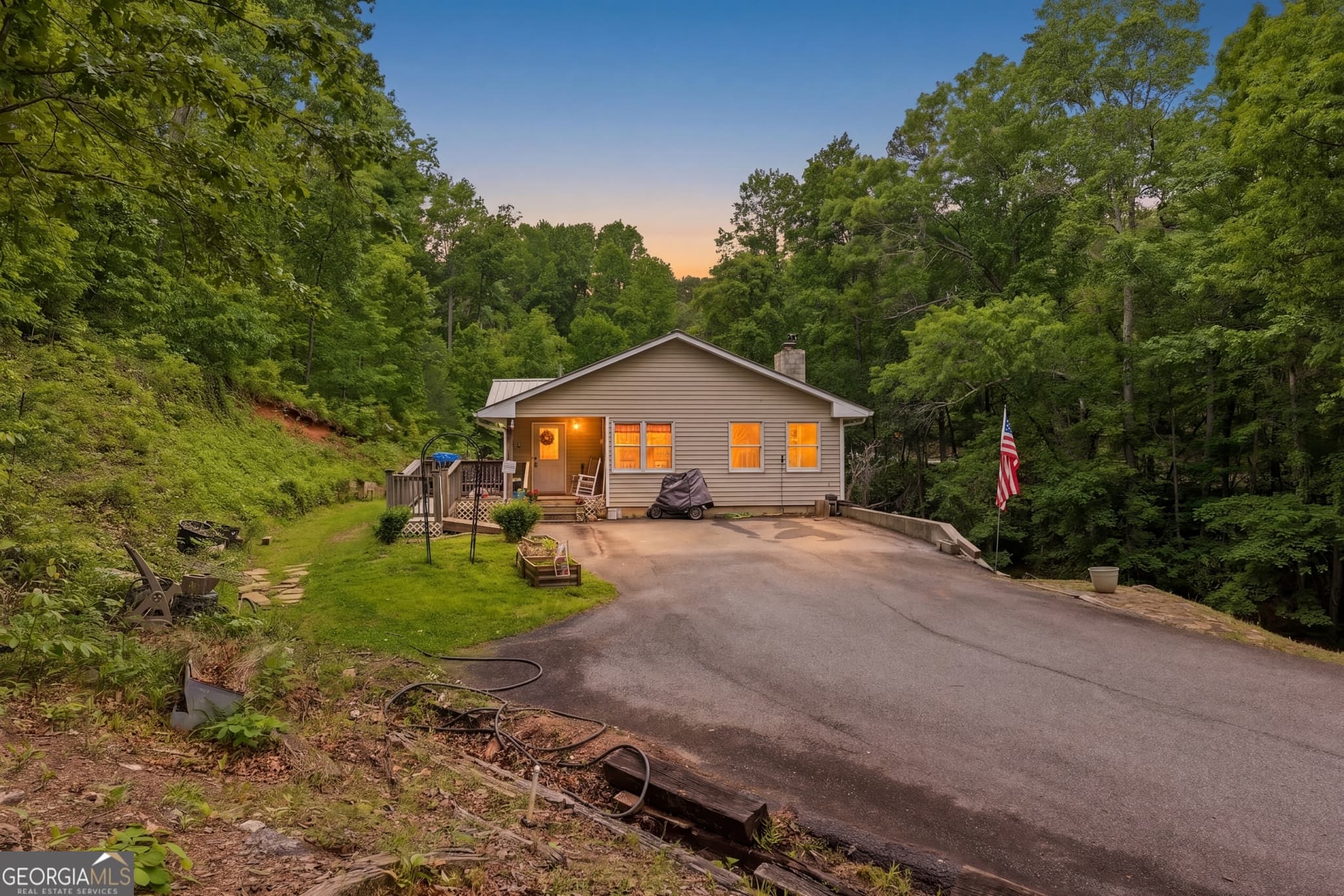 5 bedroom, 3 bathroom, 3,744 sq ft single family residence for sale at 169 N Pinecrest Road, Toccoa, GA 30577 — photo 4