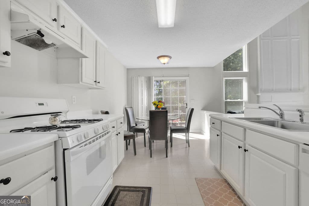 3 bedroom, 2.5 bathroom, 1,828 sq ft single family residence for sale at 480 Stambridge Court, Johns Creek, GA 30005 — photo 4