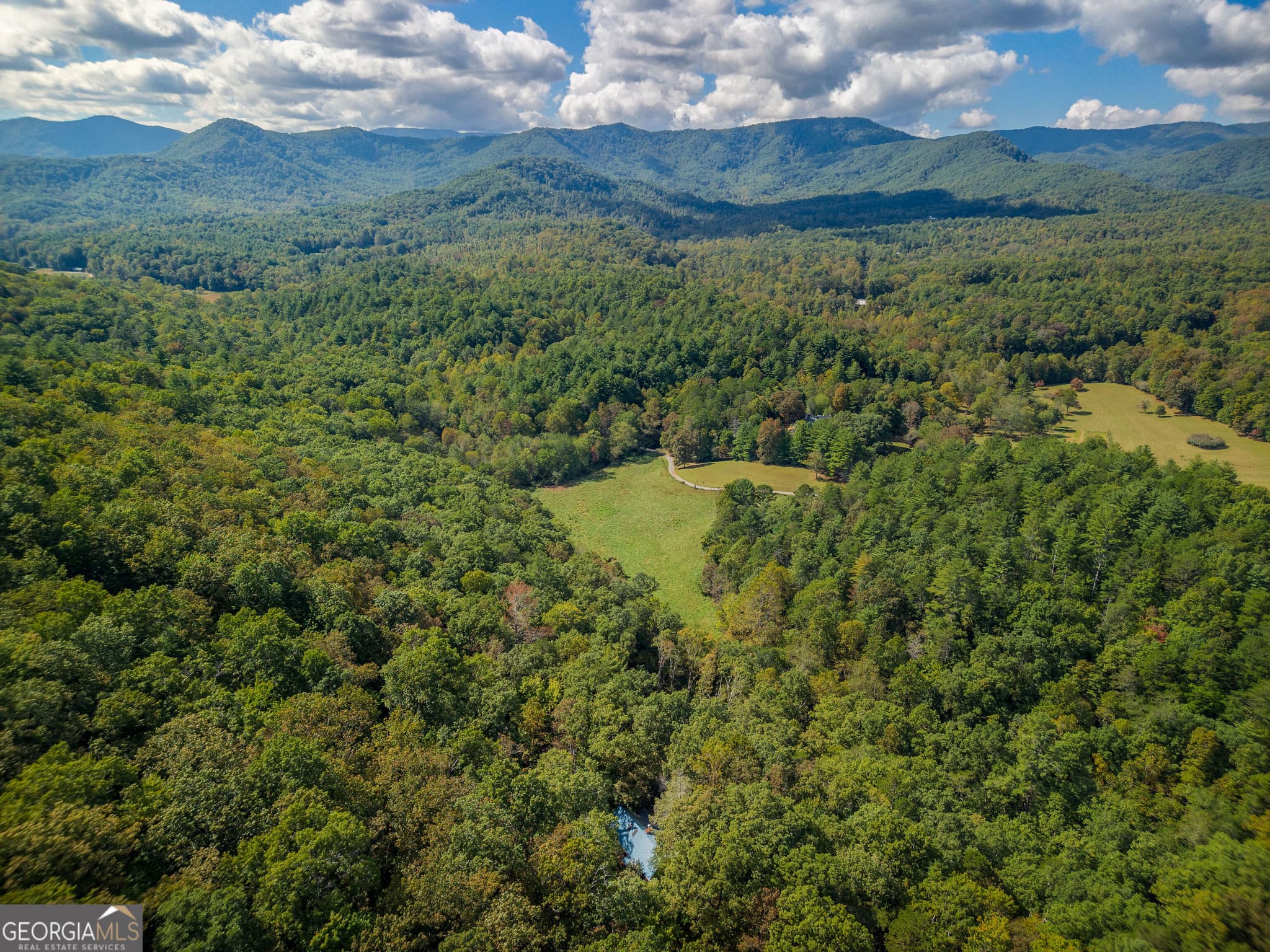 3 bedroom, 2.5 bathroom, 2,666 sq ft cabin,single family residence for sale at 808 Mill Stone Mountain Lane, Blue Ridge, GA 30513 — photo 4