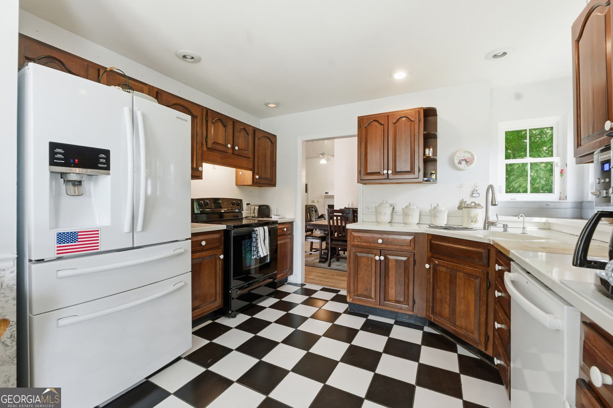 3 bedroom, 3 bathroom, 1,955 sq ft single family residence for sale at 2418 Charleston Square, Chattanooga, TN 37421 — photo 6