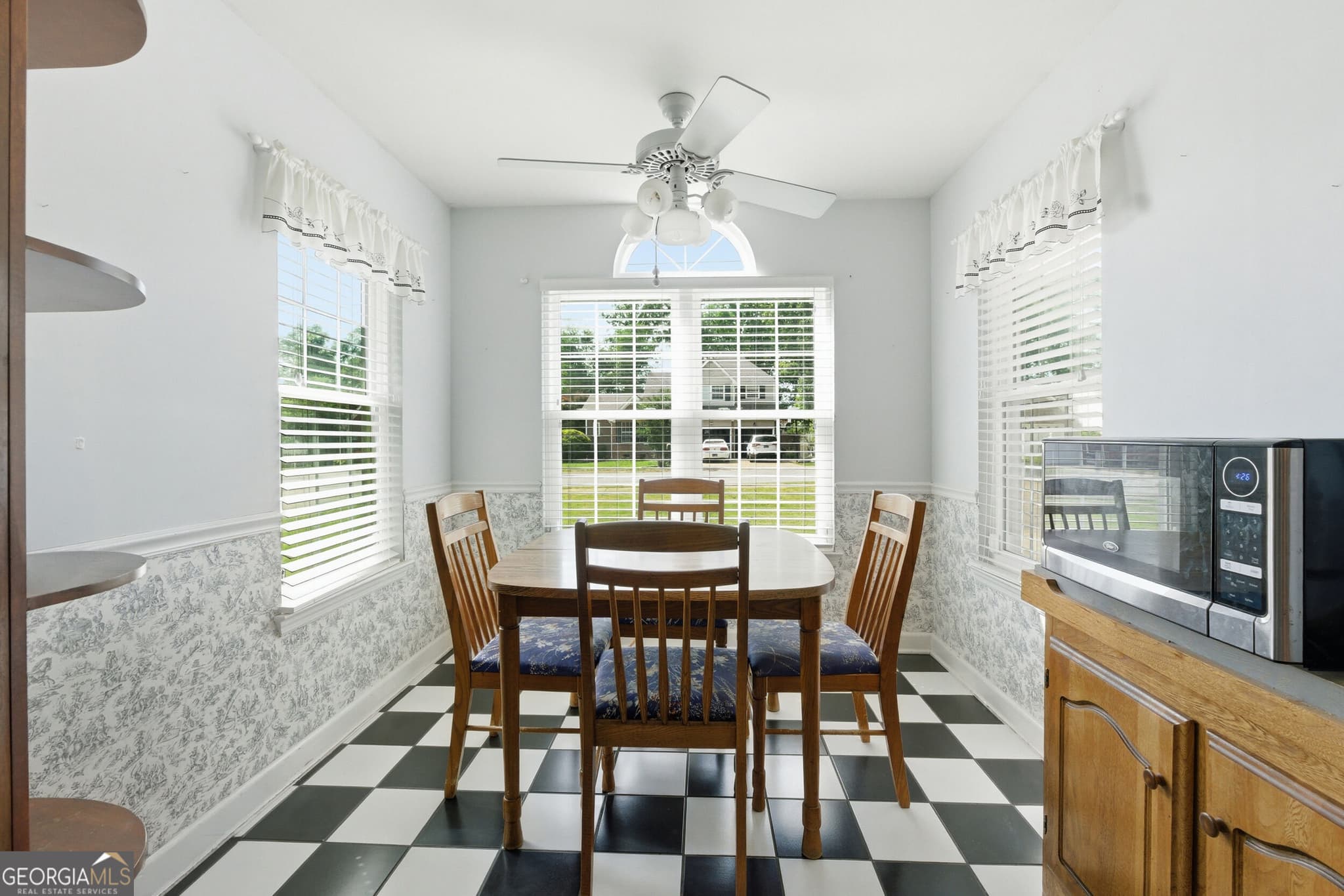 3 bedroom, 3 bathroom, 1,955 sq ft single family residence for sale at 2418 Charleston Square, Chattanooga, TN 37421 — photo 5