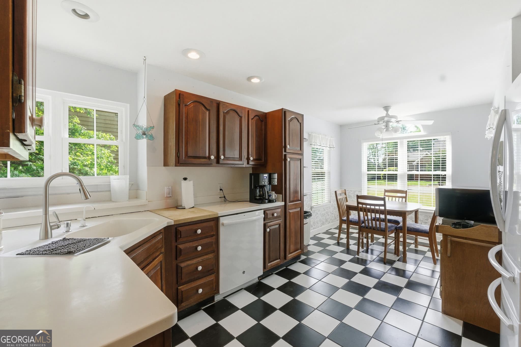 3 bedroom, 3 bathroom, 1,955 sq ft single family residence for sale at 2418 Charleston Square, Chattanooga, TN 37421 — photo 4