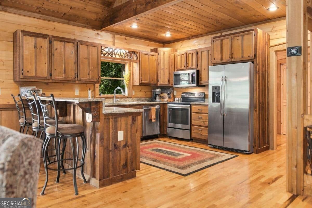 3 bedroom, 3 bathroom, 2,600 sq ft cabin,single family residence for sale at 264 Lickskillet Hollow, Blue Ridge, GA 30513 — photo 7