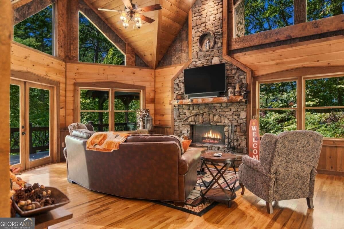 3 bedroom, 3 bathroom, 2,600 sq ft cabin,single family residence for sale at 264 Lickskillet Hollow, Blue Ridge, GA 30513 — photo 3