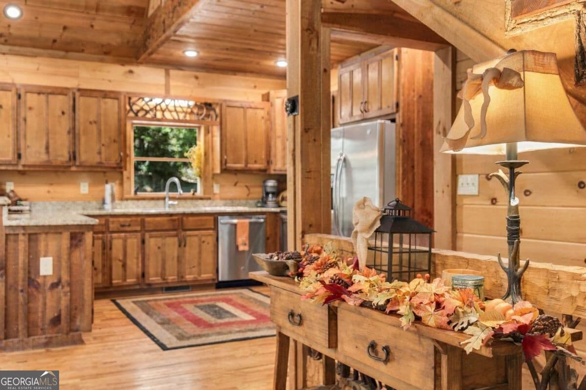 3 bedroom, 3 bathroom, 2,600 sq ft cabin,single family residence for sale at 264 Lickskillet Hollow, Blue Ridge, GA 30513 — photo 5