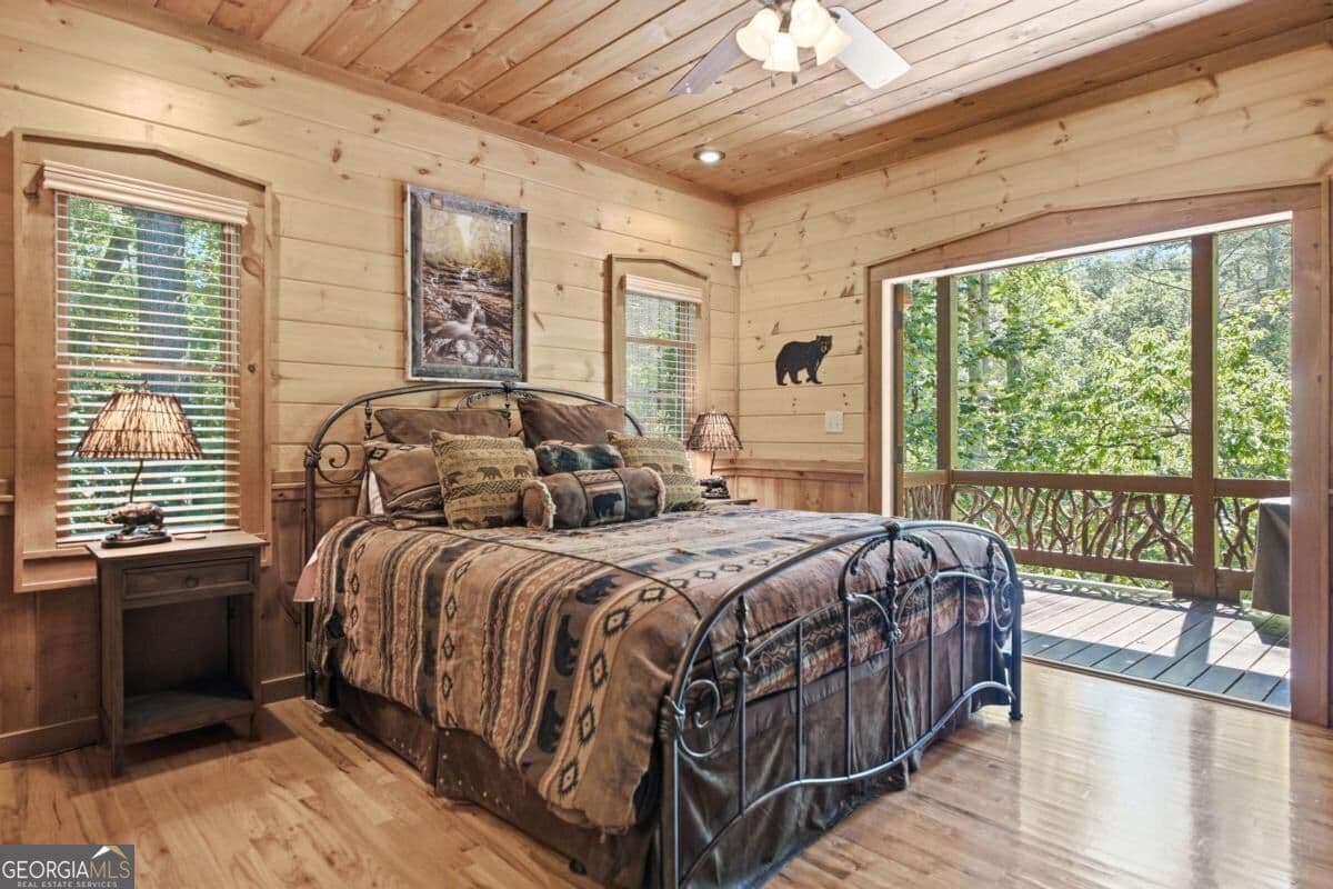 3 bedroom, 3 bathroom, 2,600 sq ft cabin,single family residence for sale at 264 Lickskillet Hollow, Blue Ridge, GA 30513 — photo 10