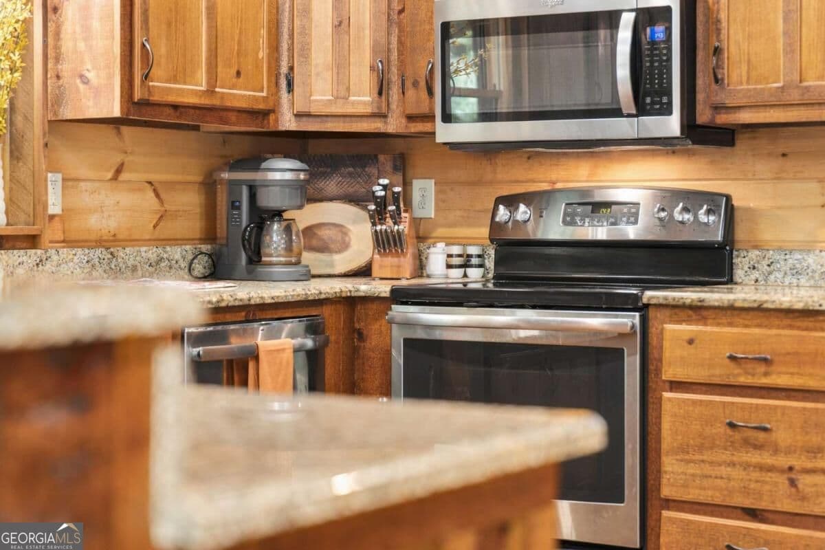 3 bedroom, 3 bathroom, 2,600 sq ft cabin,single family residence for sale at 264 Lickskillet Hollow, Blue Ridge, GA 30513 — photo 8