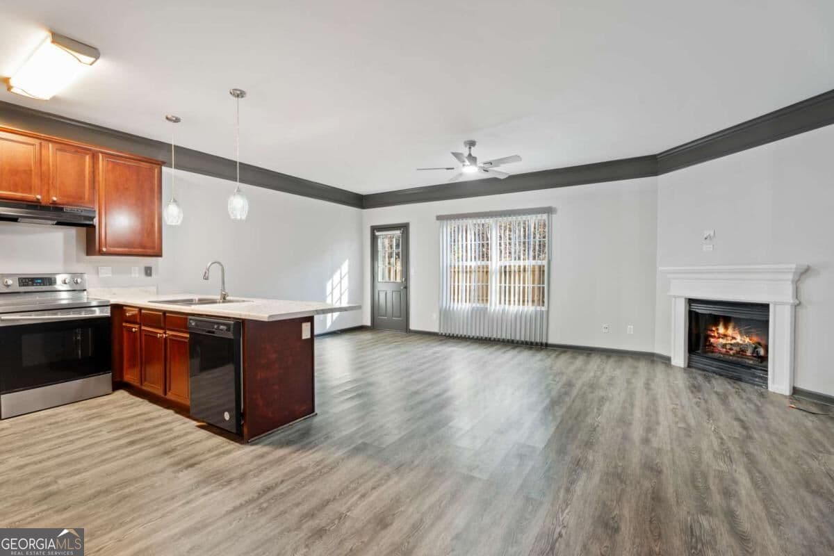 3 bedroom, 2.5 bathroom, 1,400 sq ft townhouse for sale at 5008 Lower Elm Street, Atlanta, GA 30349 — photo 7