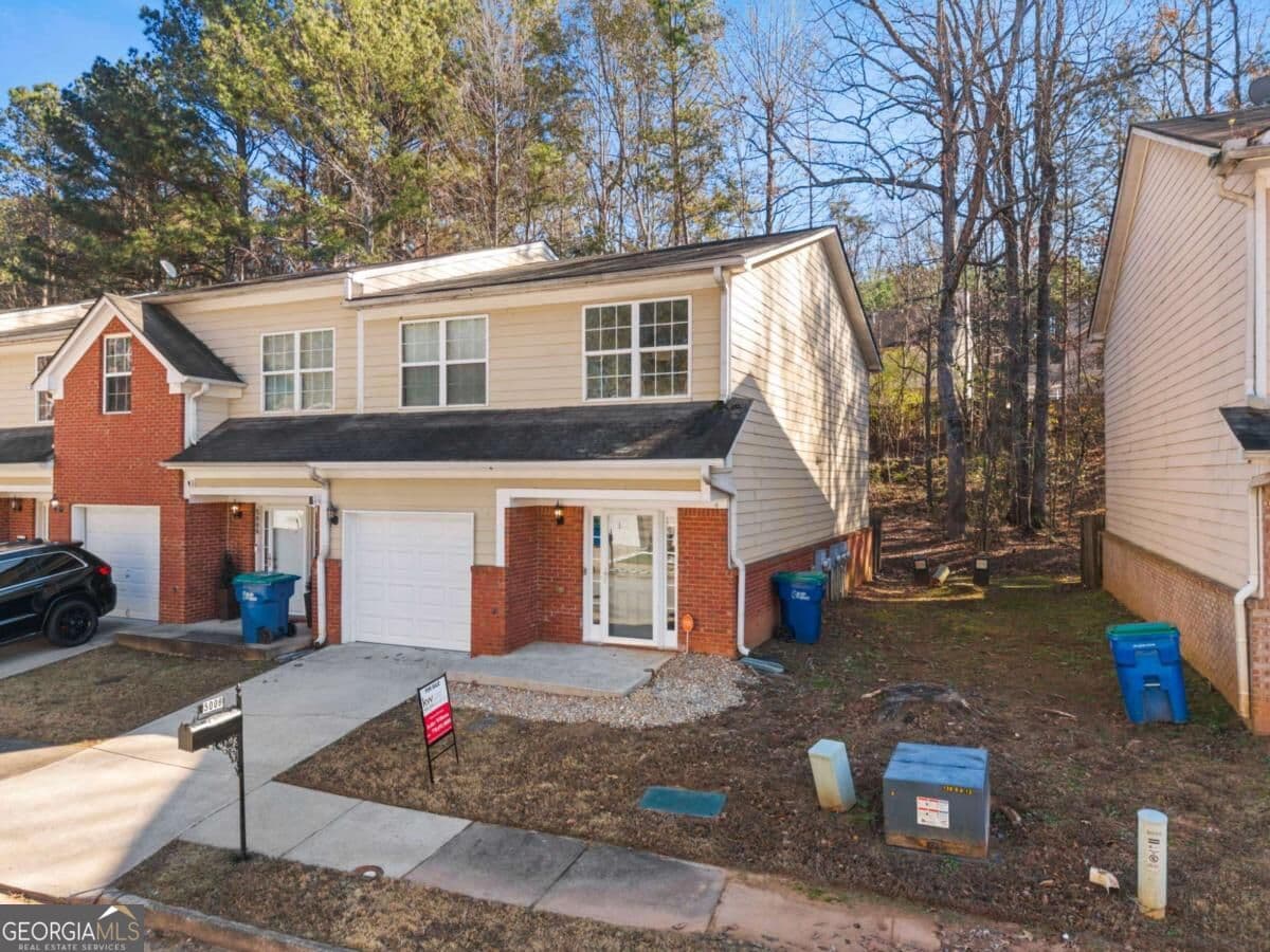 3 bedroom, 2.5 bathroom, 1,400 sq ft townhouse for sale at 5008 Lower Elm Street, Atlanta, GA 30349 — photo 3
