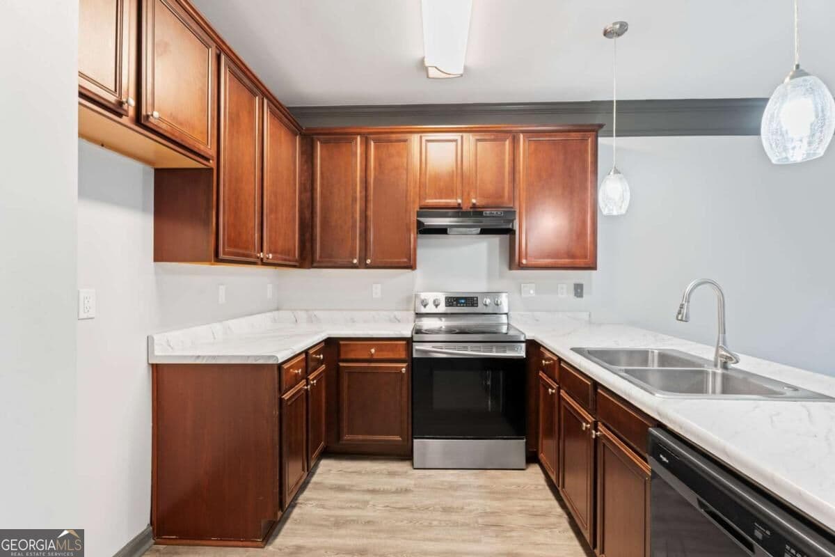 3 bedroom, 2.5 bathroom, 1,400 sq ft townhouse for sale at 5008 Lower Elm Street, Atlanta, GA 30349 — photo 8