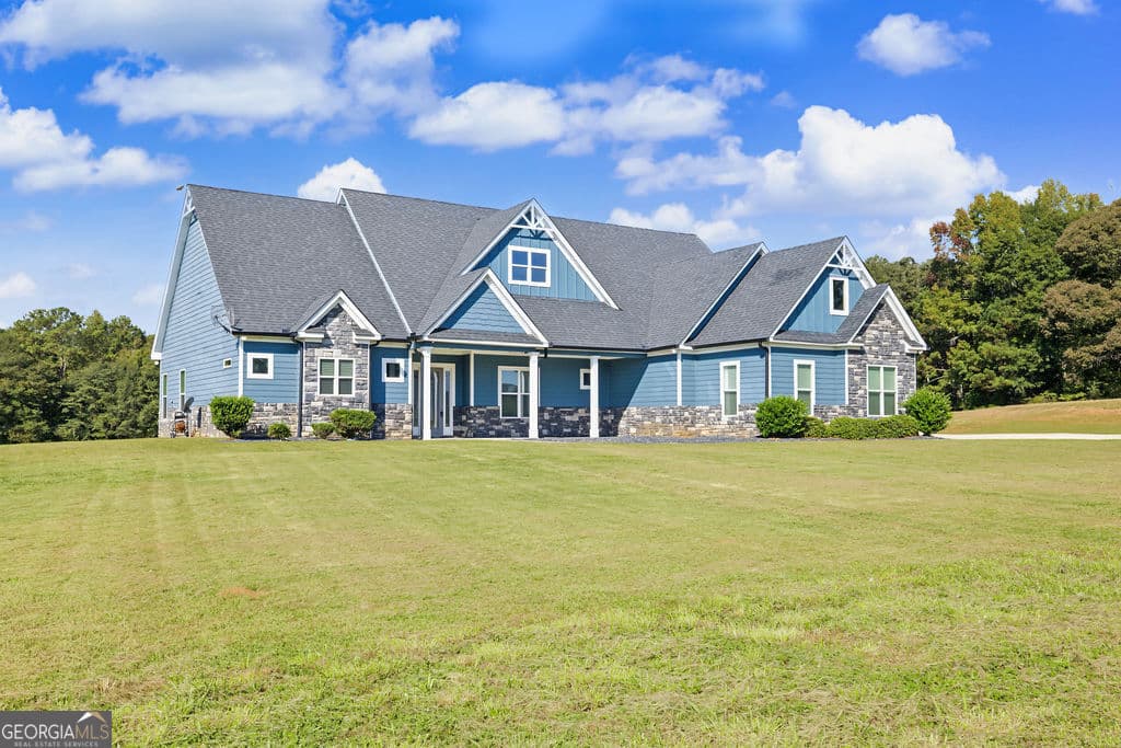 4 bedroom, 3.5 bathroom, 3,255 sq ft single family residence for sale at 832 Barnesville Road, Griffin, GA 30224 — photo 2