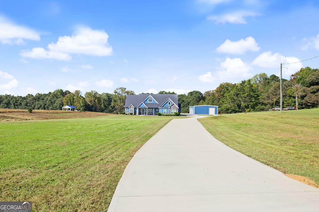 4 bedroom, 3.5 bathroom, 3,255 sq ft single family residence for sale at 832 Barnesville Road, Griffin, GA 30224 — photo 5